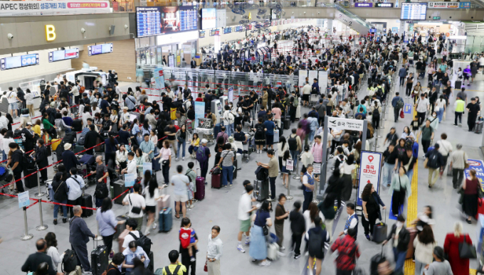 추석 연휴를 앞둔 지난 2일 부산 강서구 김해국제공항 국제선 청사에서 해외여행을 떠나는 시민들이 출국 수속을 하고 있다. /사진=뉴시스