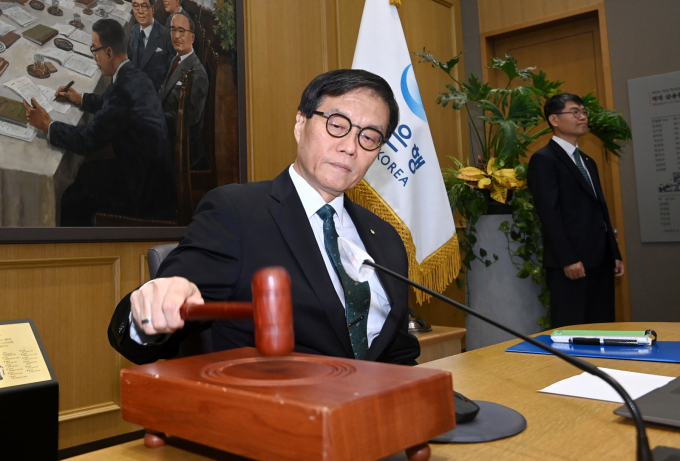  이창용 한국은행 총재가 28일 서울 중구 한국은행에서 열린 금융통화위원회에서 의사봉을 두드리고 있다. /사진=뉴시스