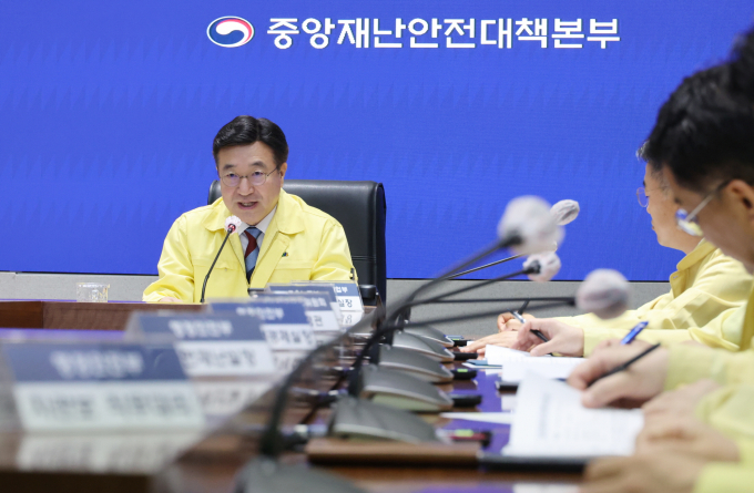 국정자원 화재로 장애가 발생한 관련 정보시스템 복구율이 51.9%로 집계됐다. 사진은 윤호중 중앙재난안전대책본부장(행정안전부 장관)이 최근 서울 종로구 정부서울청사 서울상황센터에서 국정자원 행정정보시스템 화재 관련 중대본 회의를 주재하던 모습. /사진=뉴시스