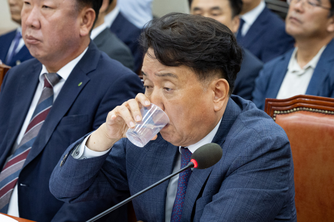 돈봉투 수수 의혹을 받는 김영환 충북지사가 경찰 소환 조사에 출석했다.  사진은 김 지사가 지난 9월23일 서울 여의도 국회에서 열린 제429회 국회(정기회) 행정안전위원회의 오송 지하차도 참사 진상규명과 재발방지 대책마련을 위한 국정조사 청문회에 출석했던 모습. /사진=뉴스1
