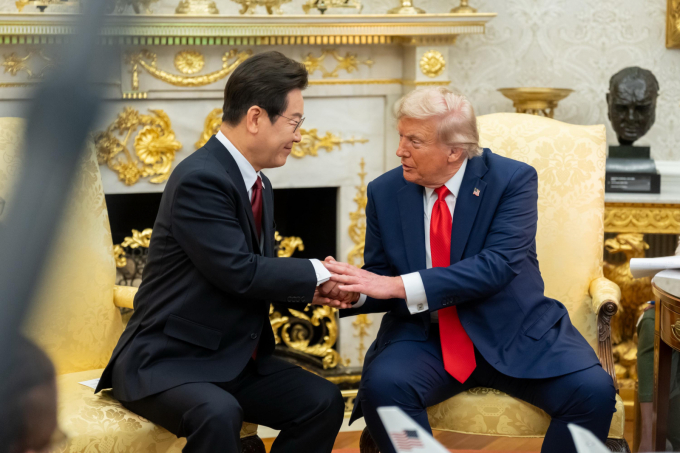대통령실이 경주 아시아태평양경제협력체(APEC) 정상회의를 계기로 방한이 예상되는 도널드 트럼프 미국 대통령에게 훈장을 수여하는 방안을 검토 중이다. 사진은 이재명(왼쪽) 대통령과 트럼프 대통령이 지난 8월25일(현지시각) 백악관에서 한·미 정상회담을 하던 모습. /사진=백악관(뉴스1) 
