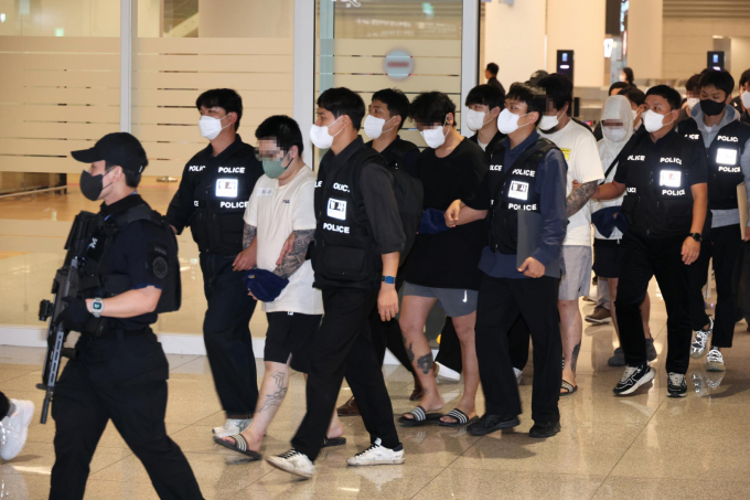 캄보디아 내 여러 범죄 단지를 운영하는 실질적 배후가 '프린스그룹'으로 알려지면서 이 그룹을 설립한 천즈(Chen Zhi) 회장에게 관심이 쏠리고 있다. 사진은 캄보디아 당국의 범죄단지 단속으로 적발돼 구금됐던 한국인들이 지난 18일 오전 인천국제공항 2터미널을 통해 송환되던 모습. /사진=뉴시스
