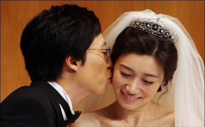 유재석이 아내 나경은과의 사생활을 깜짝 언급해 웃음을 자아냈다. 사진은 2008년 두 사람의 결혼식 당시 모습. /사진=머니투데이