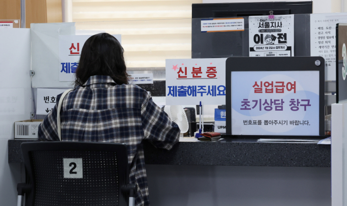 청년층(15∼29세) 고용률이 글로벌 금융위기 이후 최장 기간 하락세를 이어가고 있다. 사진은 지난 9월 서울 마포구 고용노동부 서울서부고용센터를 찾은 한 청년 모습. /사진=뉴스1