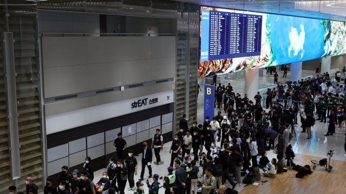 캄보디아로 출국 뒤 실종됐던 광주 출신 20대 남성의 신변이 현지 대사관을 통해 확인됐다. 사진은 캄보디아 당국의 범죄단지 단속으로 적발돼 구금됐던 한국인들이 지난 18일 오전 인천국제공항 2터미널을 통해 송환되던 모습. /사진=공동취재단(뉴시스)