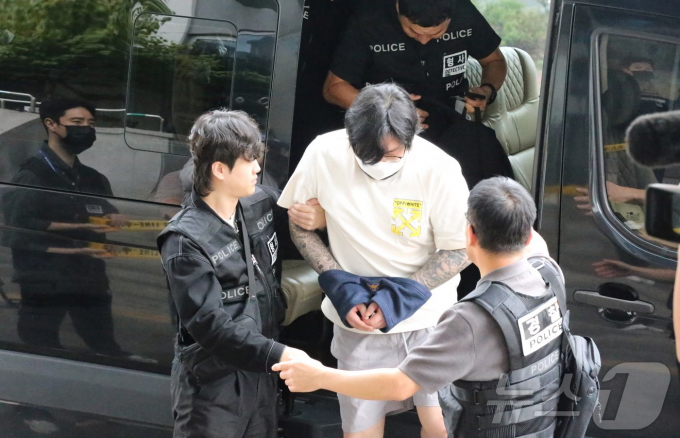 캄보디아 한국인 대학생 사망 사건과 관련해 피해자를 현지로 보낸 국내 대포통장 모집책이 구속됐다. 사진은 캄보디아에서 추방된 피의자가 지난 18일 낮 12시18분쯤 충남 천안동남경찰서로 압송되던 모습. /사진=뉴스1
