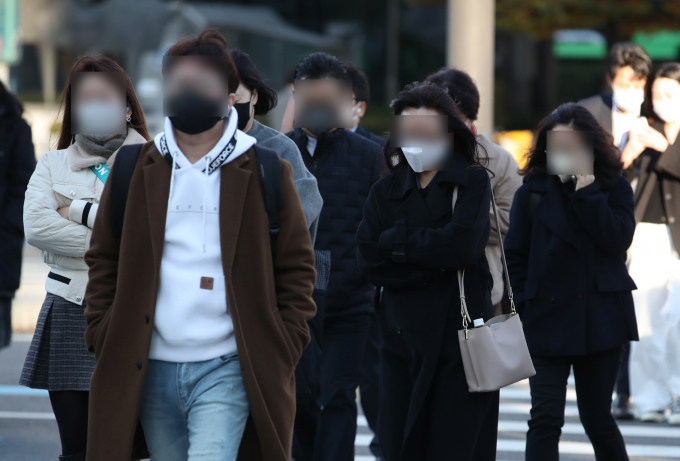 월요일은 강한 바람이 불어 평년보다 기온이 낮고 일부 지역엔 비가 내린다. 사진은 최근 출근길 서울 광화문 네거리 모습. /사진=뉴시스
