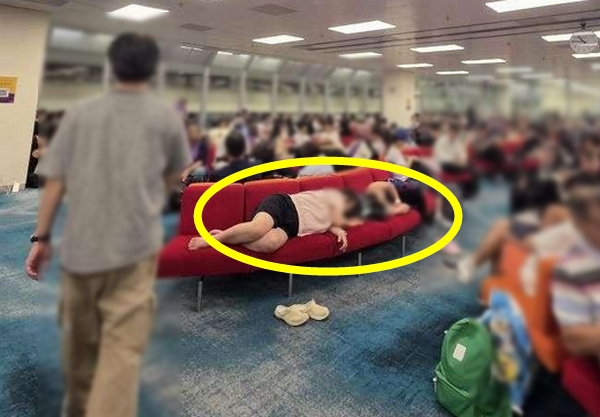 가포르 창이공항에서 한국인 모녀가 공공장소 벤치를 독점하고 누워 잠을 자는 모습이 포착됐다. 사진은 싱가포르 창이공항 탑승구 앞 대기장소에서 한국인 모녀가 벤치 여러 자리를 차지한 모습. /사진=온라인커뮤니티