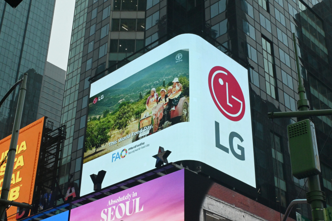 NH투자증권이 LG전자 목표주가를 10만원에서 11만원으로 올렸다. 사진은 미국 뉴욕 타임스스퀘어에서 LG전자 후원 캠패인 영상이 상영되는 모습./사진=LG전자