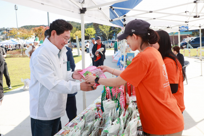 이상일 용인특례시장은 반려동물 문화축에 참석해 부스를 돌며 관계자들을 격려했다. /사진제공=용인특레시