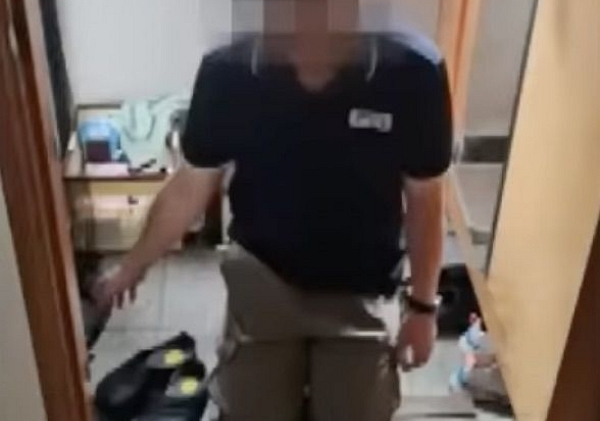 한 남성이 대낮에 주택 가정집의 담을 넘어 침입한 사건이 알려졌다. 사진은 제보자가 공유한 사건 당시 집에 침입한 남성. /사진=JTBC '사건반장' 캡처