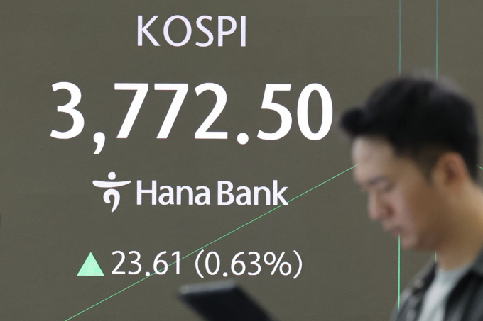 코스피가 전 거래일 대비 26.51포인트(0.71%) 상승한 3775.40에 출발했다. 사진은 20일 오전 서울 중구 하나은행 딜링룸 전광판. /사진=뉴시스
