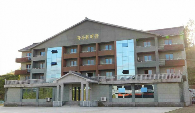 트럼프 대통령과 김정은 국무위원장의 만남 가능성에 대북주가 들썩이고 있다. 사진은 북한 남포시 국사봉려관. /사진=뉴스1
