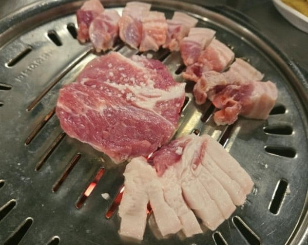 제주도 부실 먹거리 논란이 잇달아 발생하고 있다. 사진은 최근 제주 서귀포시 한 흑돼지집에서 주문한 고기 모습. /사진=온라인커뮤니티 '보배드림' 캡처