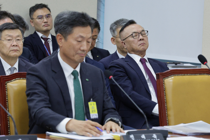 전대욱 한국수력원자력 부사장(사장 직무대행)이 원전 수출 시 미국 웨스팅하우스의 협력 없이는 수출이 불가능하다는 점을 인정했다. 사진은 황주호 전 한국수력원자력 사장과 전대욱 한국수력원자력 사장 직무대행이 지난 16일 서울 여의도 국회 과학기술정보방송통신위원회에서 열린 원자력안전위원회 등에 대한 국정감사에서 생각에 잠겨 있는 모습. /사진=뉴스1