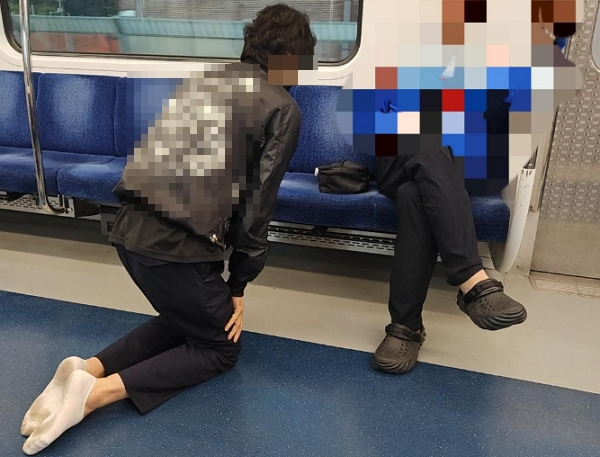 서울 지하철 1호선에 빌런이 또 등장했다. 사진은 한 시민이 포착한 서울 지하철 1호선에서 이상 행동을 하는 남성의 모습. /사진=보배드림 캡처