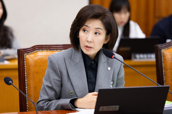 나경원 국민의힘 의원이 국정감사에서 남편 김재호 판사가 증인으로 출석한 춘천지방법원에 대해 질의하지 않겠다고 밝혔다. 사진은 나경원 국민의힘 의원이 20일 서울 여의도 국회 법제사법위원회에서 열린 서울고법·서울중앙지법 등에 대한 국정감사에 앞서 남편인 김재호 춘천지방법원장의 출석과 관련해 신상발언을 하는 모습. /사진=뉴스1