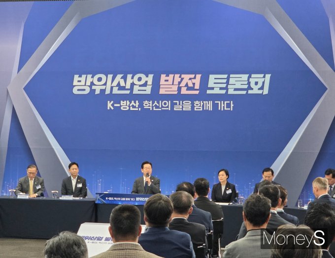 이재명 대통령이 20일 경기 고양시 소재 킨텍스에서 열린 방위산업 발전 토론회에서 발언하고 있다. /사진=김대영 기자