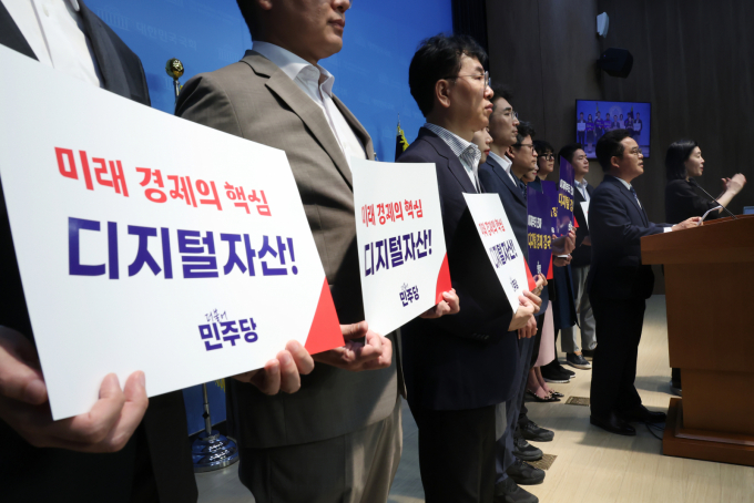 국회는 디지털자산 기본법으로 불리는 2단계 입법에 착수했는데 핵심은 가상자산 시장의 활성화와 신뢰성 확보라는 두 마리 토끼를 잡는 것이다.사진은 민병덕 더불어민주당 의원과 디지털자산 관련 참석자들이 지난 6월10일 서울 여의도 국회 소통관에서 디지털자산기본법 대표발의 기자회견을 하고 있는 모습. /사진=뉴시스