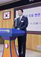 노관규 순천시장이 20일 순천시청 소회의실에서 기자회견을 열어 민생 지원금 지급 등 현안을 설명하고 있다.