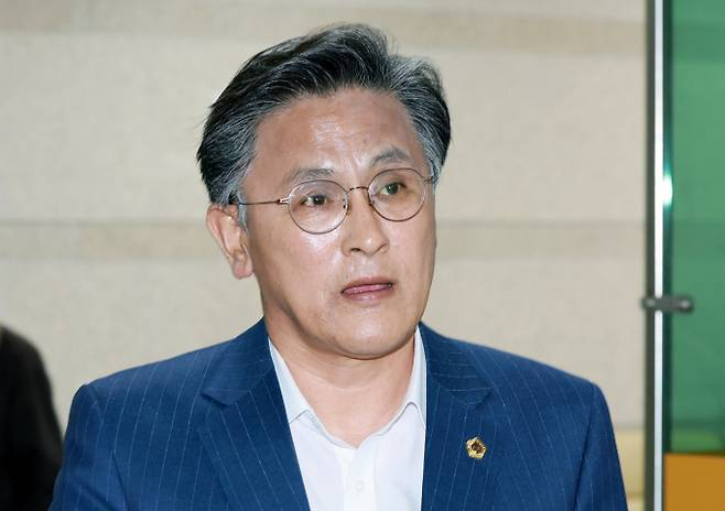 지역 개발 사업을 명목으로 건축업자로부터 뇌물을 받아챙긴 혐의를 받는 박성만 경북도의회 의장이 지난덜 30일 오후 서울 서초구 서울중앙지방법원에서 열린 구속 전 피의자심문(영장실질심사)에 출석하고 있다. /사진=뉴스1