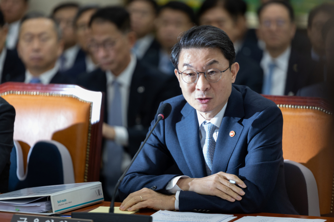 이억원 금융위원장이 20일 서울 여의도 국회에서 열린 정무위원회 금융위원회 등에 대한 국정감사에 출석해 의원 질의에 답변하고 있다./사진=뉴스1