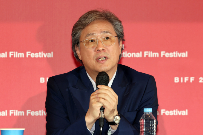 박찬욱 감독이 스페인에서 수상 낭보를 전했다. 사진은 지난 17일 부산 해운대구 영화의전당 중극장에서 기자회견에 나선 박찬욱 감독. /사진=뉴시스