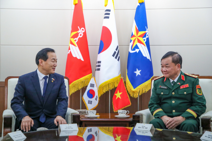 지난달 방한한 베트남 국방부 차관이 한국 국방부 여성 공무원을 성추행한 사실이 뒤늦게 밝혀졌다. 사진은 지난달 11일 서울 용산구 국방부에서 제12차 한·베트남 국방전략대화에 나선 호앙 쑤안 찌엔( Hoang Xuan Chien ) 베트남 국방차관(왼쪽). /사진=뉴시스(국방부 제공)