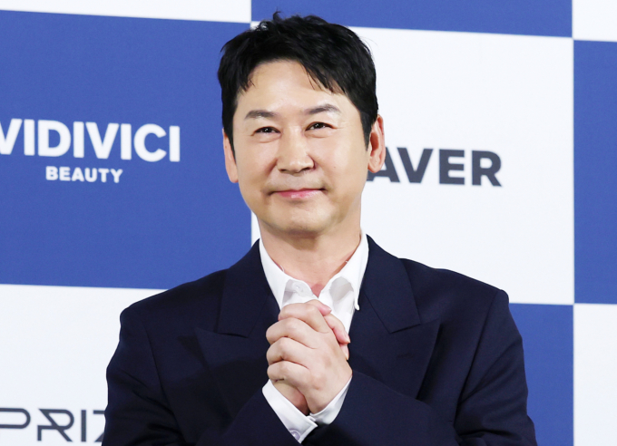 방송인 신동엽이 과거 보증을 잘못 섰다가 80억원의 빚을 지게 됐던 아픈 기억을 떠올렸다.사진은 지난 6월 서울 영등포구 여의도 CGV에서 진행된 '제4회 청룡시리즈 어워즈' 핸드프린팅 행사에 참석한 방송인 신동엽. /사진=스타뉴스