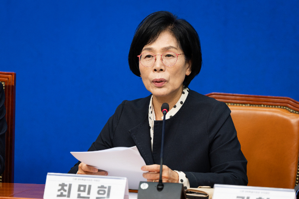 여야가 최민의 더불어민주당 의원이 국정감사 기간 중 자녀의 결혼식을 국회에서 열고 피감기관으로부터 화환, 축의금을 받은 것을 두고 신경전을 벌였다. 사진은 최민희 더불어민주당 언론개혁특별위원장이 지난 20일 서울 여의도 국회에서 열린 언론개혁특별위원회 허위조작정보 근절안 발표 기자회견에서 모두 발언을 하는 모습. /사진=뉴스1