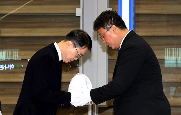 캄보디아 범죄 단지에서 고문을 당해 숨진 한국인 대학생 박모씨(22)의 유해가 국내로 송환됐다. 사진은 안중만 경북경찰청 형사시동대장이 21일 오전 인천국제공항 제2터미널 입국장에서 지난 8월 캄보디아 보코산 지역 온라인스캠범죄단지에 감금, 고문 끝에 숨진 대학생 박씨의 유해를 송환받는 모습. /사진=뉴스1