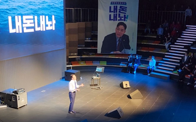 정진호 의정부시의원이 지난 18일 열린 출판기념회에서 시 재정과 관련해 설명하고 있다. /사진=김동영 기자