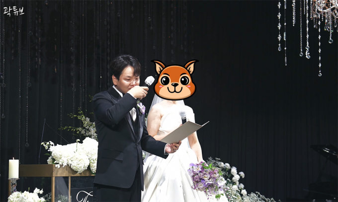여행 크리에이터 곽튜브가 결혼식에서 느닷없이 눈물을 흘렸다. 해당 장면은 혼인 서약 낭독 중 눈물 훔치는 곽튜브 모습. /사진=유튜브 채널 '곽튜브' 캡처