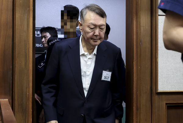 윤석열 전 대통령이 '체포 방해' 혐의 재판에 불출석했다. 사진은 윤석열 전 대통령이 지난달 26일 서울 서초구 서울중앙지법에서 열린 특수공무집행방해, 직권남용 권리행사방해 등 혐의 사건 첫 공판에 출석하는 모습. /사진=뉴시스