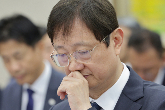 이찬진 금융감독원장이 21일 서울 여의도 국회 정무위원회에서 열린 금융감독원 등에 대한 국정감사에서 생각에 잠겨 있다./사진=뉴스1