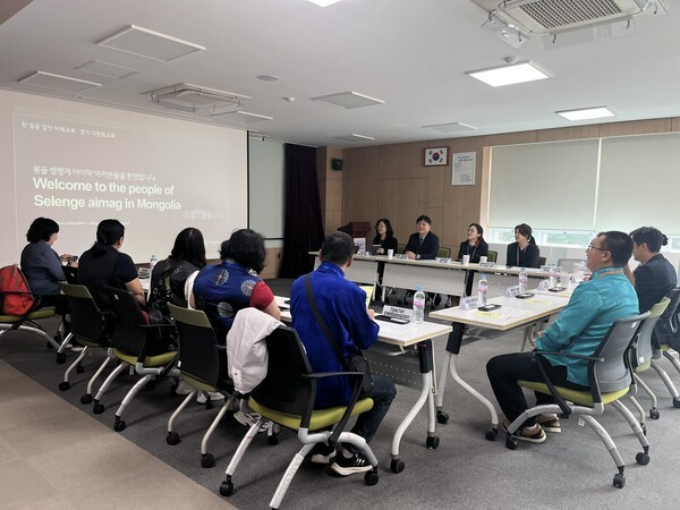 경기도교육청이 21일 몽골 셀렝게아이막(Selenge Baruunbvren) 교육기관과 '경기한국어랭귀지스쿨 3섹터 온라인 과정'을 통한 국제교육 교류 회의를 진행하고 있다. /사진제공=경기도교육청