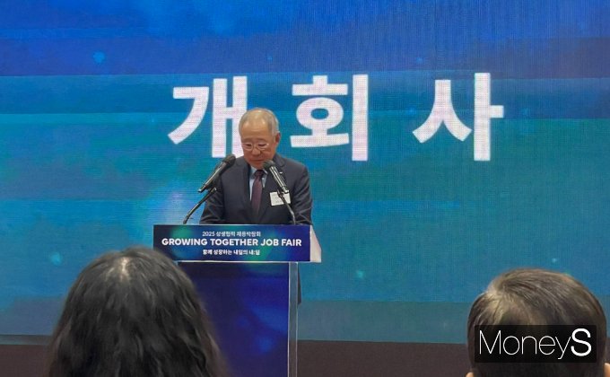 류진 한국경제인협회 회장이 21일 서울 강서구 코엑스 마곡 컨벤션센터에서 열린 '2025 상생협력 채용박람회'에서 축사를 하고 있다. / 사진=이한듬 기자