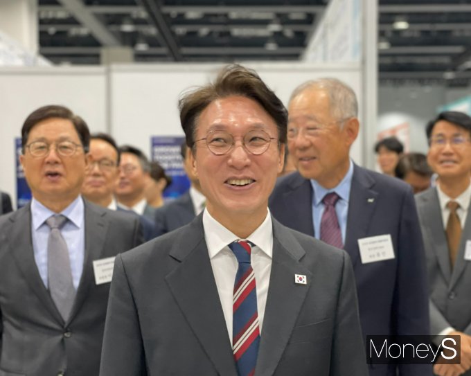 김민석 국무총리가 21일 서울 강서구 코엑스 마곡 컨벤션센터에서 열린 '2025 상생협력 취업박람회'에서 채용부스를 둘러보고 있다. / 사진=이한듬 기자