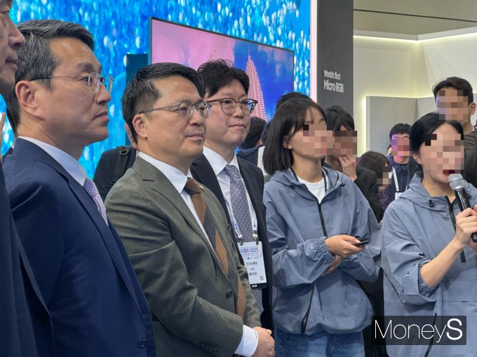 조주완 LG전자 CEO(왼쪽부터), 문신학 산업통상부 제1차관, 용석우 삼성전자 사장이 서울 강남구 코엑스에서 열린 'KES 2025'에서 삼성전자 부스를 방문해 제품 설명을 듣고 있다. /사진=정연 기자