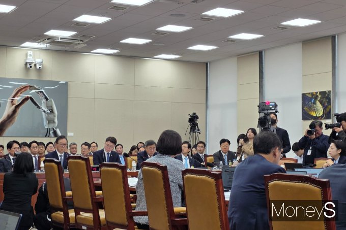  롯데카드 해킹과, 홈플러스 회생 사태 등으로 운용사 MBK파트너스의 책임론이 대두되는 가운데 수장 김병주 회장이 또다시 국정감사(국감) 출석 요구를 사실상 거부해 '책임 회피' 논란이 거세진다. 사진은 21일 국회 과학기술정보방송통신위원회 국감이 진행되는 모습. /사진=김성아 기자