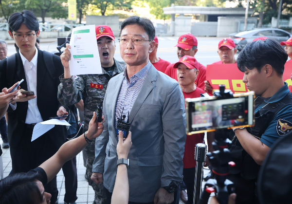 해병특검(특별검사 이명현)이 사고 당시 채상병 소속 부대 지휘관이었던 임성근 전 해병대 1시단장에 대한 신병 확보에 나섰다. 사진은 임성근 전 해병대 1사단장이 이명현 특별검사와의 면담을 요청하기 위해 서울 서초구 순직해병 특검 사무실을 찾아 굳게 닫힌 출입문 앞에서 해병대 예비역들의 항의를 받는 모습. /사진=뉴스1