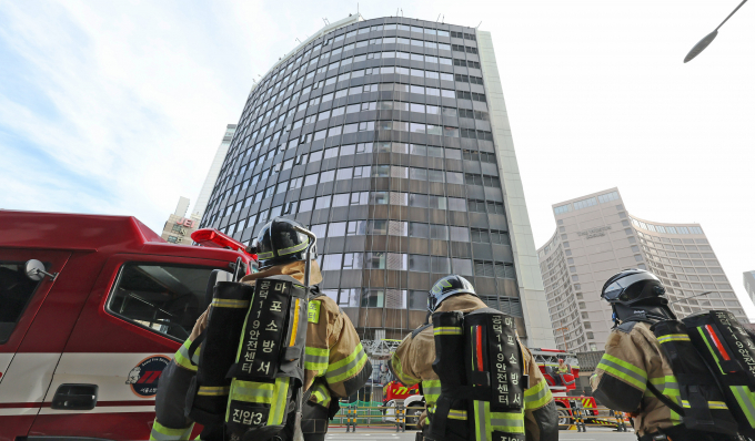 서울 중구 소공동 서울센터빌딩 내 공사현장에서 화재 사고가 발생 1시간30여분만에 진압 완료됐다. 사진은 21일 소방대원들이 사건 현장에서 화재 진압 중인 모습. /사진=뉴스1 
