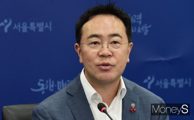 애경산업 매각 작업이 마무리되면서 오는 12월 AK그룹 내부 인사가 주목된다. 사진은 김상준 애경산업 사진은 지난해 서울시 애경산업 기부전달식에 참석한 김 대표의 대표의 모습. /사진=임한별 기자