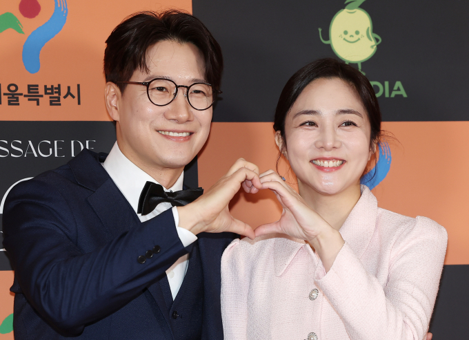 아나운서 출신 방송인 조우종이 양식 조리 기능사 자격증을 취득했다. 사진은 지난해 12월5일  아나운서 조우종·정다은 부부가 서울 중구 소공동 롯데호텔 크리스탈볼륨에서 열린 2024 서울국제영화대상 시상식 레드카펫에 참석해 포즈를 취하고 있는 모습. /사진=뉴스1