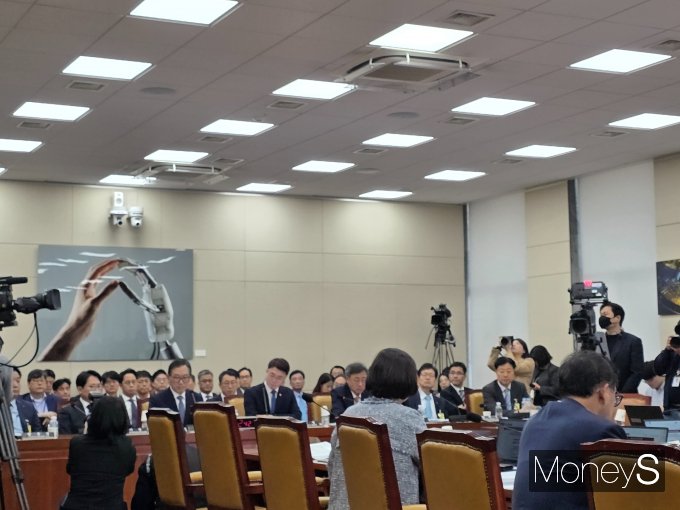 홍범식 LG유플러스 사장이 최근 발생한 해킹 사고와 관련해 "한국인터넷진흥원(KISA)에 신고하겠다"고 밝혔다. 사진은 이날 국회 과학기술정보방송통신위원회 정보통신기술(ICT) 공공기관 국정감사가 진행되고 있는 모습. /사진=김성아 기자
