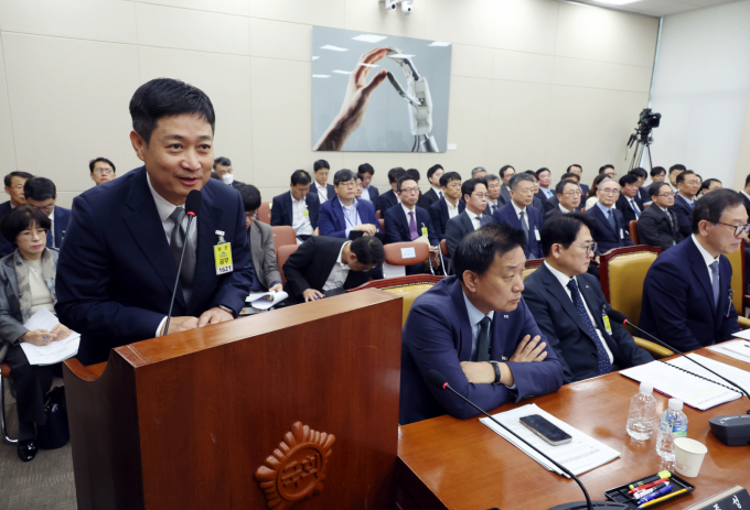 미국 보안 전문지 프랙(Frack) 은 LG유플러스 내부 APPM의 소스코드와 데이터베이스, 서버 정보 등이 해킹됐다고 보도했으나 LG유플러스는 "해킹 정황은 확인되지 않았고, 정보 유출도 없었다"는 입장을 고수해 왔다. 사진은 홍범식 LGU+ 대표가 21일 서울 여의도 국회에서 열린 과학기술정보방송통신위원회의 정보통신산업진흥원 등 국정감사에서 의원 질의에 답하고 있는 모습. /사진=뉴시스
