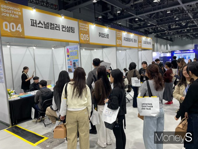 21일 서울 강서구 코엑스 마곡 컨벤션센터에서 열린 '2025 상생협력 채용박람회'에서 청년 구직자들이 다양한 콘텐츠 부스를 체험하고 있다. / 사진=이한듬 기자