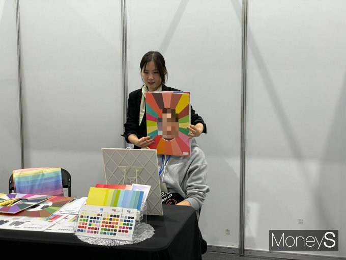 21일 서울 강서구 코엑스 마곡 컨벤션센터에서 열린 '2025 상생협력 채용박람회'에 마련된 '퍼스널 컬러' 부스에서 한 청년 구직자가 자신에게 잘 어울리는 색상을 추천받고 있다. / 사진=이한듬 기자