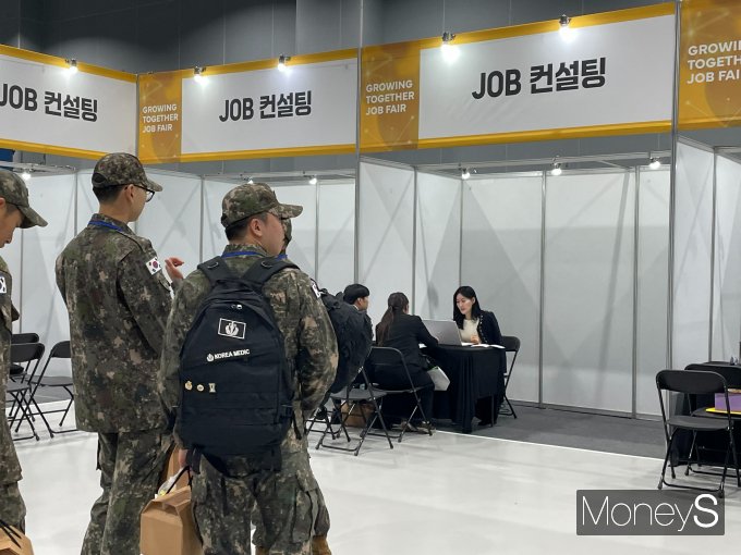 21일 서울 강서구 코엑스 마곡 컨벤션센터에서 열린 '2025 상생협력 채용박람회'에 마련된 '잡 컨설팅' 존에서 청년 구직자들이 상담을 받고 있다. / 사진=이한듬 기자