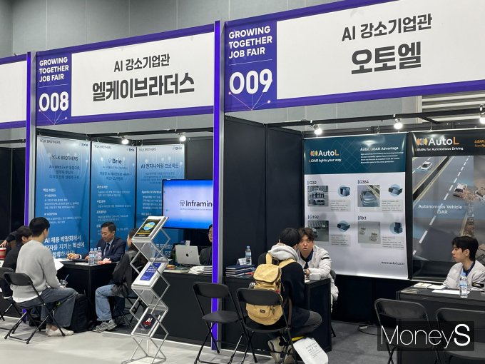 21일 서울 강서구 코엑스 마곡 컨벤션센터에서 열린 '2025 상생협력 채용박람회'에 참여한 기업 부스에서 청년 구직자들이 취업상담을 받고 있다. / 사진=이한듬 기자